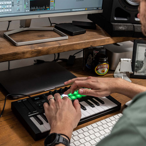 Novation Launchkey Mini 25 MK4 được trang bị đầy đủ các chức năng cơ bản