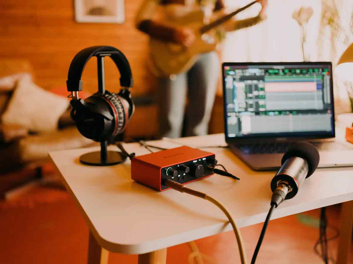 Bộ thu âm Focusrite 2i2 Studio 4th | Trả góp online qua CMND | Lãi suất 0%  