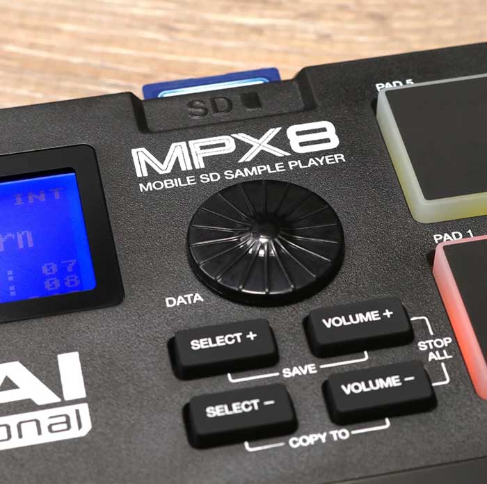 Bàn Điểu Khiển Akai MPX8 thiết kế các nút điều khiển đa dạng và cổng để chứa thẻ nhớ SD 