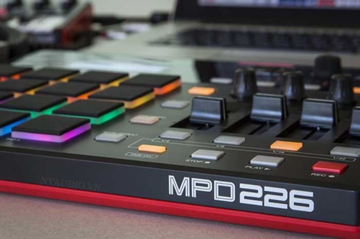 Pad Controller Bàn Midi Akai MPD 226 với thiết kế nút điều khiển và thanh fader hiện đại giúp bạn dễ dàng sử dụng