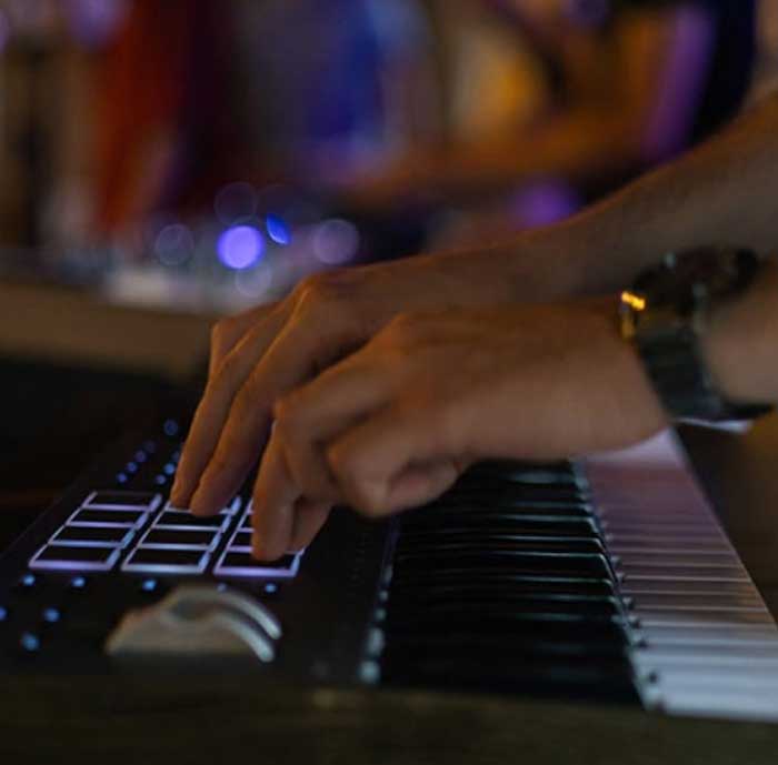 Đàn Midi Arturia KeyLab 49 mk3 đang được sử dụng để tạo ra âm nhạc chất lượng