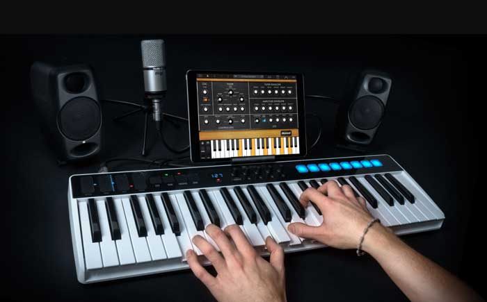 IK Multimedia iRig Keys I/O 25 Keyboard đang được sử dụng để sản xuất âm nhạc chuyên nghiệp