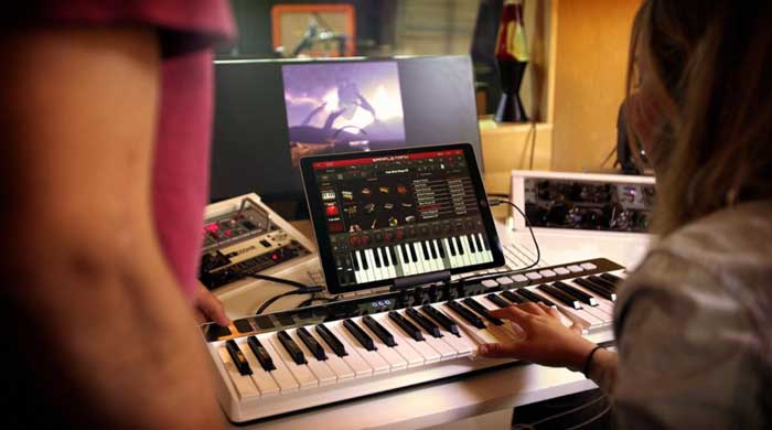 Keyboard Controller  IK Multimedia iRig Keys I/O đang được nhạc sĩ sử dụng để sáng tác âm nhạc chuyên ghiệp