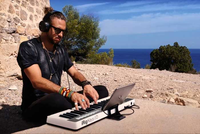 Keyboard Controller IK Multimedia iRig Keys I/O có thể sử dụng ở mọi không gian