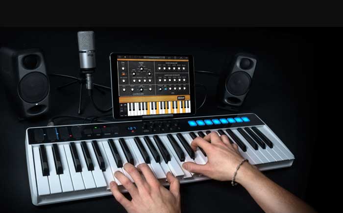 Keyboard Controller IK Multimedia iRig Keys I/O đang được sử dụng cùng các thiết bị phòng thu chuyên nghiệp