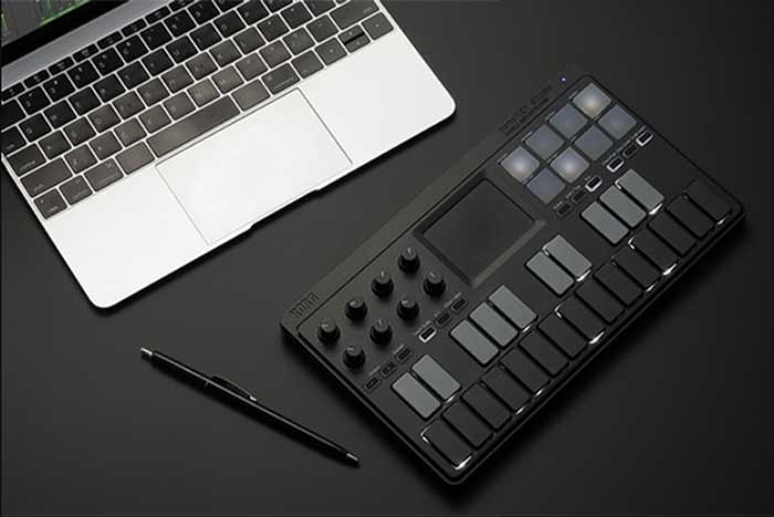 Đàn Midi Korg nanoKEY Studio đang được bày trí trên bàn làm việc