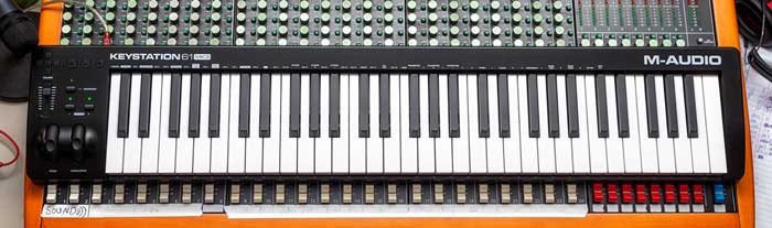 Đàn midi M-Audio Keystation 61 MK3 đang được trưng bày trong phòng thu 