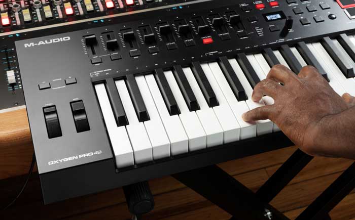 Bàn Phím Midi M-Audio Oxygen Pro 49 với các phím chắc chắn và nặng nề, tạo cảm giác như đang chơi một chiếc piano thực thụ