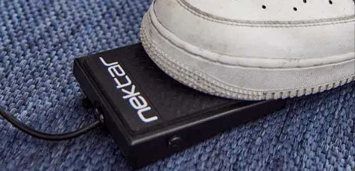 Pedal hỗ trợ đi kèm, giúp bạn dễ dàng sử dụng Đàn Midi Nektar Impact LX Mini 25 - Chính hãng