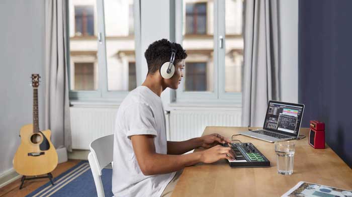 Đàn Midi Nektar Impact LX Mini 25 đang được nhạc sĩ sử dụng để sáng tác âm nhạc