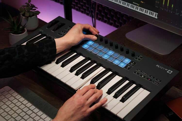 Novation FLkey 37 Midi Controller được sử dụng bởi kỹ thuật viên chuyên nghiệp