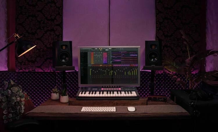 Novation FLkey 37 Midi Controller đang được trưng bày trong phòng thu 