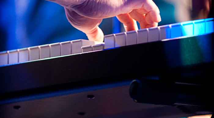 Đàn Piano Sân khấu Studiologic Numa Compact SE 88 đàn đang được nhạc sĩ sử dụng 