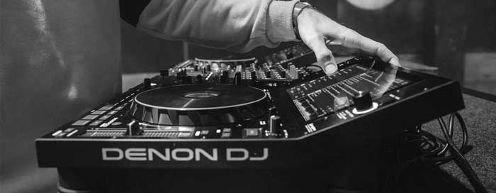 Đầu DJ Độc Lập Denon SC6000 Prime đang được sử dụng bởi DJ chuyên nghiệp