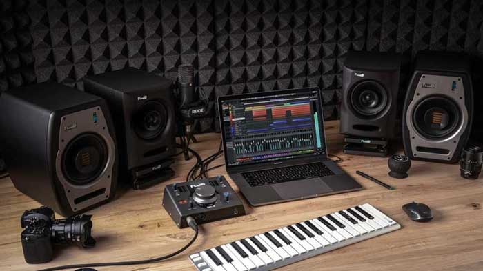 Sound Card Fluid Audio SRI-2 đang được sử dụng trong phòng thu 