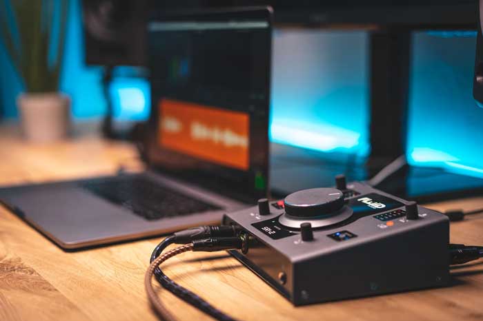 Sound Card Fluid Audio SRI-2 mang đến khả năng kết nối mạnh mẽ với 4 đầu ra TRS, phù hợp cho các tác vụ thu âm, phối khí và phát lại âm thanh.