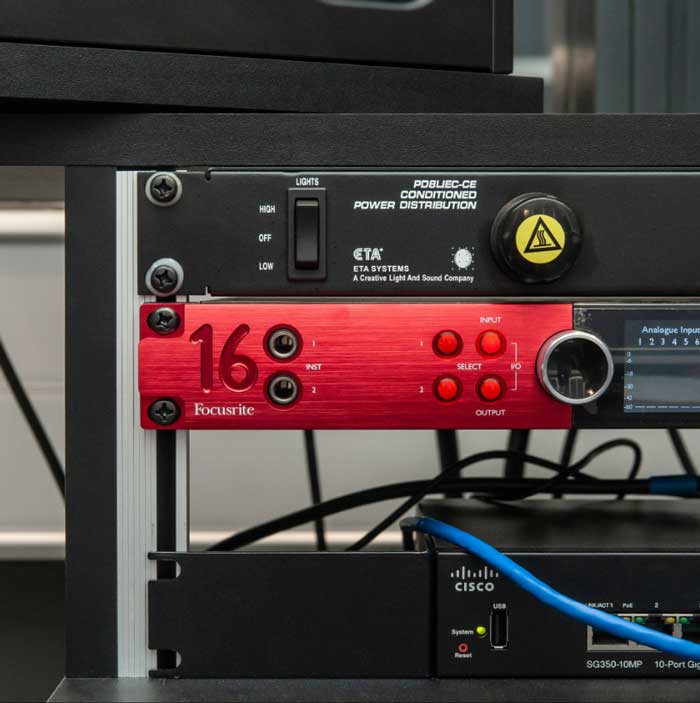 Sound Card Focusrite Red 16Line tích hợp sẵn bộ chuyển đổi A/D D/A chất lượng cao