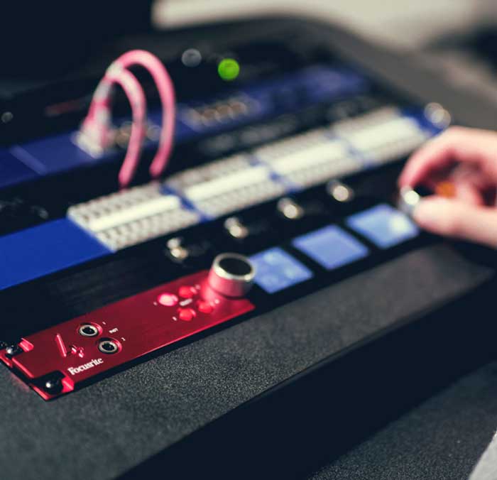 Sound Card Focusrite Red 4Pre đang được kỹ thuật viên sử dụng