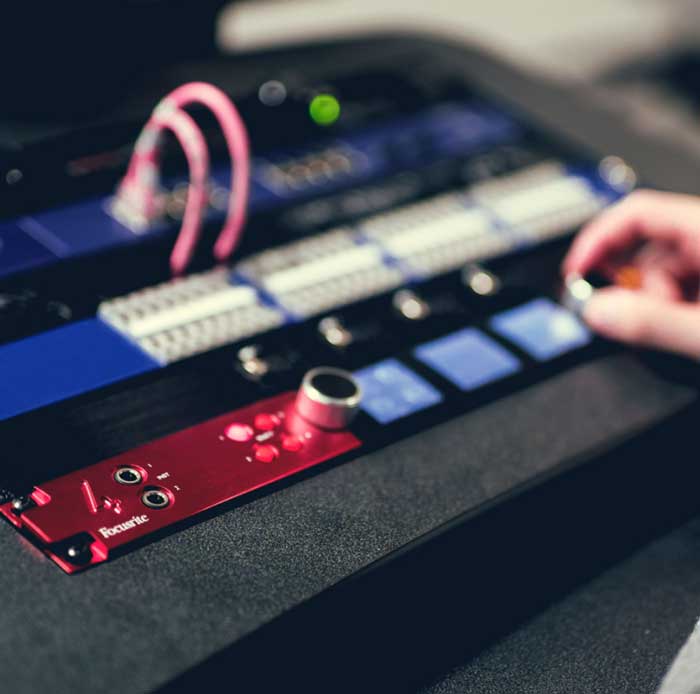 Sound Card Focusrite Red 8Pre đang được sử dụng bởi kỹ thuật viên