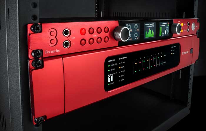 Sound Card Focusrite Red 8Pre trang bị bảng điều khiển trực quan, kết hợp với màn hình hiển thị LED rõ ràng, giúp bạn dễ dàng theo dõi và điều chỉnh các thông số trong quá trình làm việc