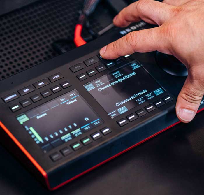 Bàn Điều Khiển Focusrite RedNet R1 Controller với màn hình LED cung cấp cho bạn cái nhìn chi tiết về tín hiệu âm thanh và trạng thái kết nối của các thiết bị