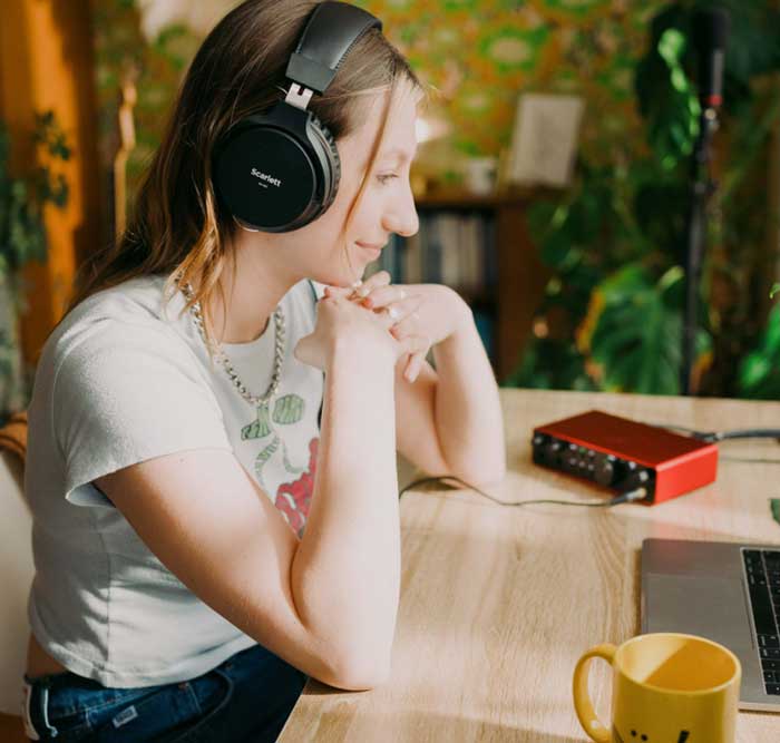 Focusrite Scarlett 4i4 Gen 4th Audio Interface đang được sử dụng để nghe nhạc