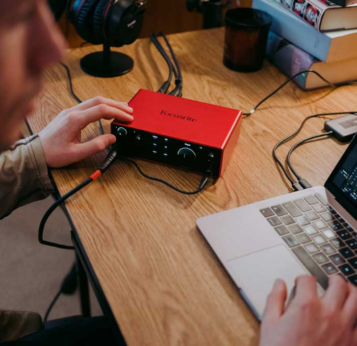Sound Card Thu Âm Focusrite Scarlett 4i4 Gen 4th là người bạn đồng hành với các nhạc sĩ và kỹ thuật viên 