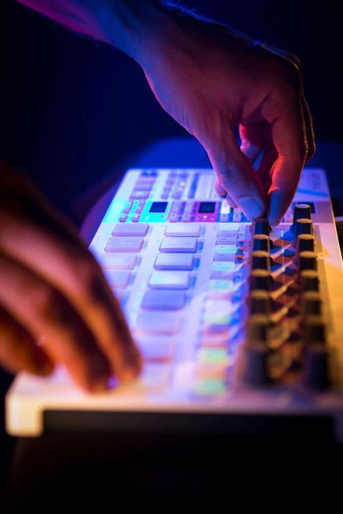 Các núm vặn của Bàn Midi Arturia Beatstep Pro được thiết kế hiện đại, tạo ra cho bạn cảm giác tự tin cảm chủ sân khấu