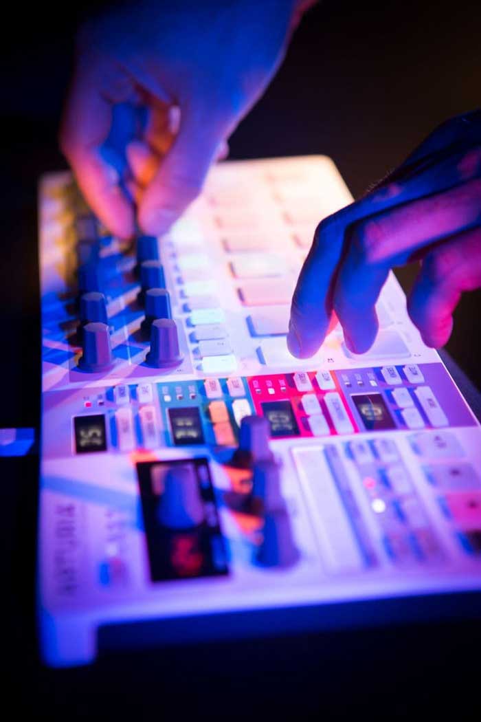 Thiết kế đơn giản, đủ chức năng cơ bản Bàn Midi Arturia Beatstep Pro khiến người mới sử dụng rất dễ tiếp cận 