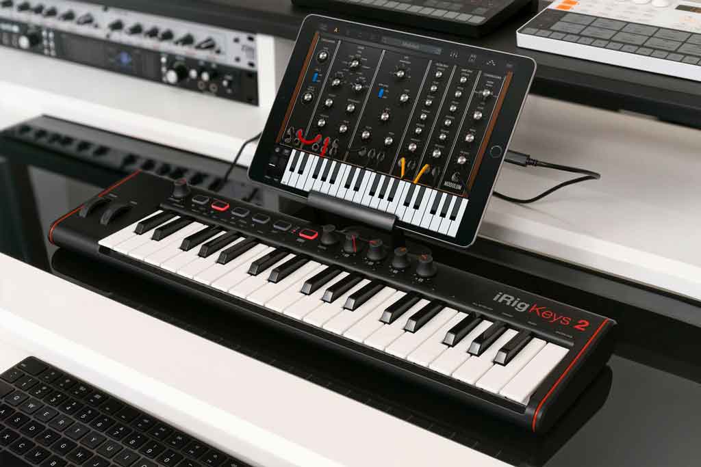 Midi Controller IK Multimedia iRig Keys 2 Pro đang trưng bày trong phòng thu 