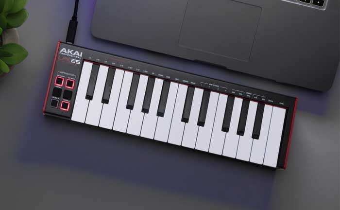 Midi Keyboard Akai LPK25 thiết kế nhỏ gọn các phím đàn khiến bạn có cảm giác vừa tay 