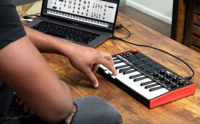 Các phím của Bàn Phím Midi Akai MPK Mini MK3 vừa tay tạo cảm giác thoải mái khi chơi