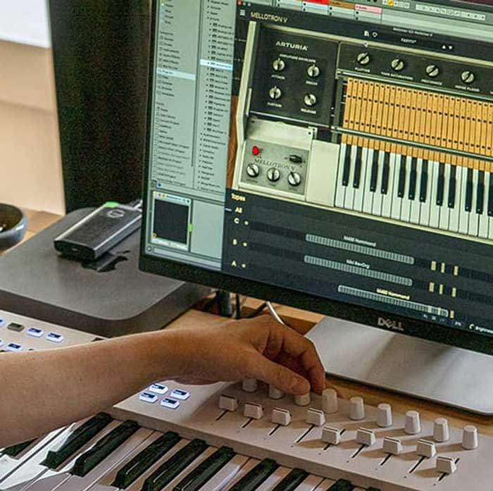 Keyboard controller Arturia KeyLab Essential 61 MK3 được kết nối với phần mềm 