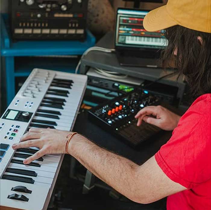 Keyboard controller Arturia KeyLab Essential 61 MK3  được kết nối với nhiều thiêt bị 