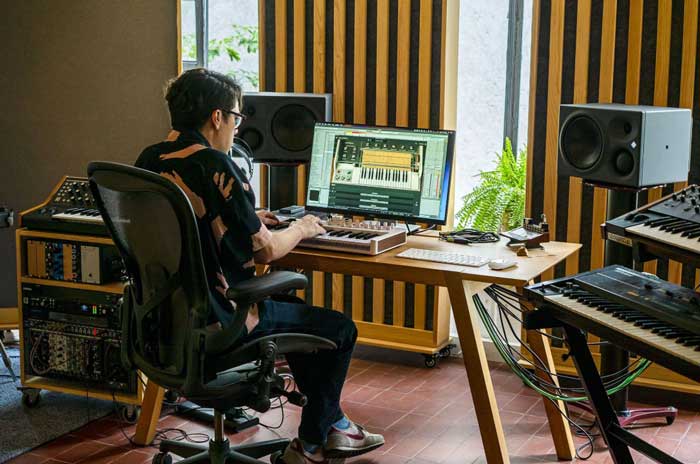 Keyboard controller Arturia KeyLab Essential 61 MK3 đang được nhạc sĩ chuyên nghiệp sử dụng