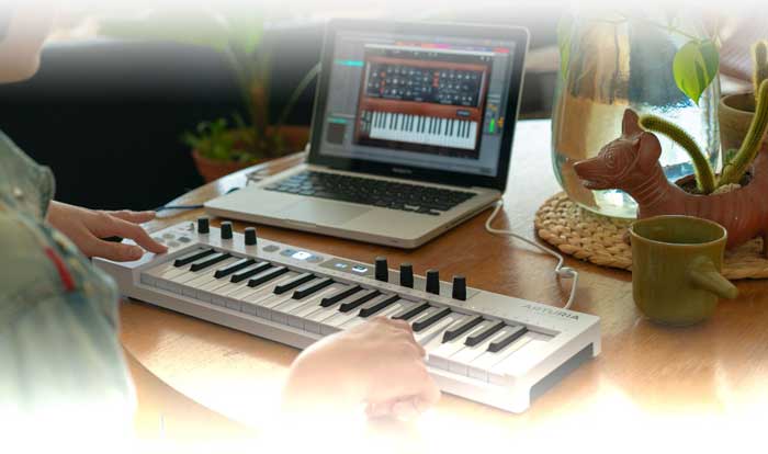 Arturia Keystep 37 Keyboard Controller đang được nhạc sĩ sử dụng để làm việc