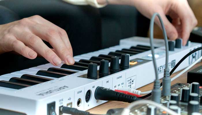 Arturia Keystep 37 Keyboard Controller có điều đặc biệt là kết nối được với nhiều thiết bị nhờ trang bị đa cổng kết nối