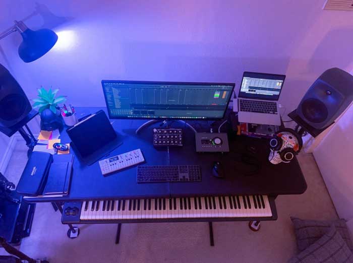 Keyboard Controller M-Audio Keystation 88 MK2 đang được sử dụng trong phòng thu chuyên nghiệp