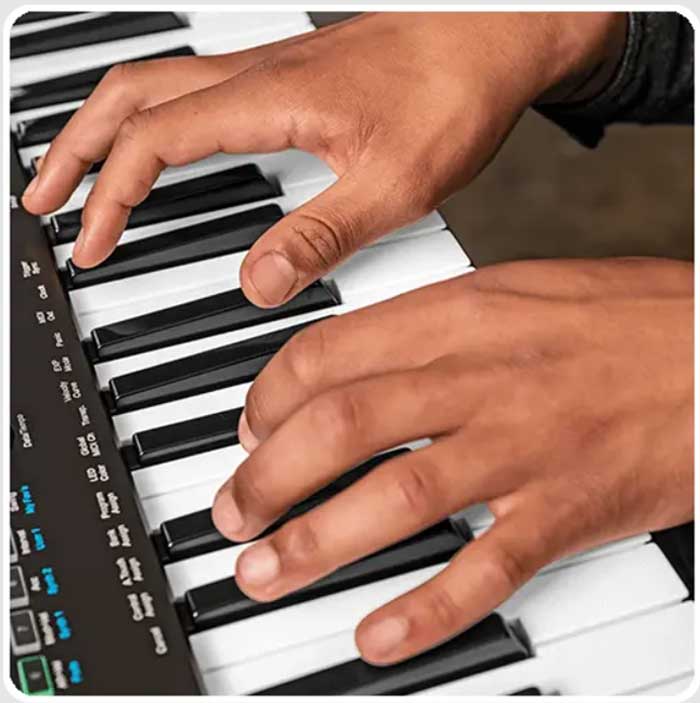 Keyboard controller Nektar Impact GXP49 độ nhạy của các phím đàn giống như một cây đàn piano thực thụ 