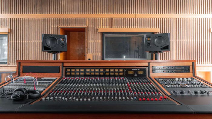 Loa kiểm âm ADAM Audio A8H đang được sử dụng cho phòng thu chuyên nghiệp