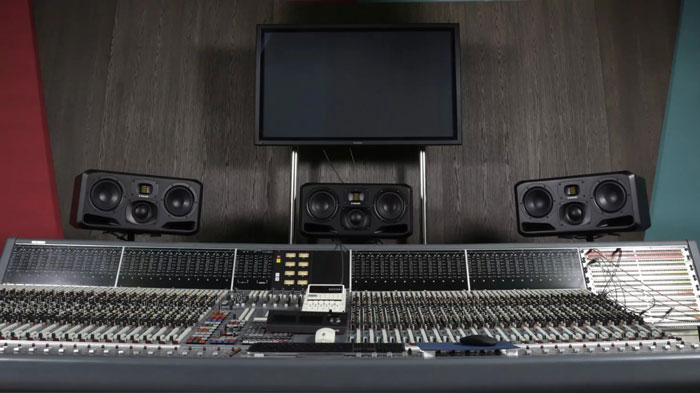 Loa kiểm âm ADAM Audio S3H đang được sử dụng trong phòng thu 