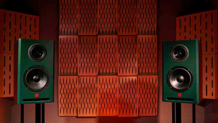Loa Kiểm Âm Antelope Audio Atlas i8 đang được sử dụng trong phòng thu 