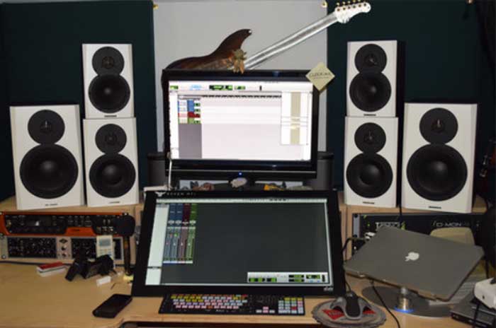 Loa kiểm Âm Dynaudio LYD 8 đang được sử dung trong phòng thu 