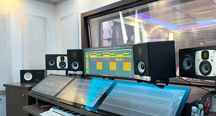 Loa kiểm âm phòng thu Eve Audio SC-407 được trang bị công nghệ tăng cường âm trầm, âm thanh chân thực