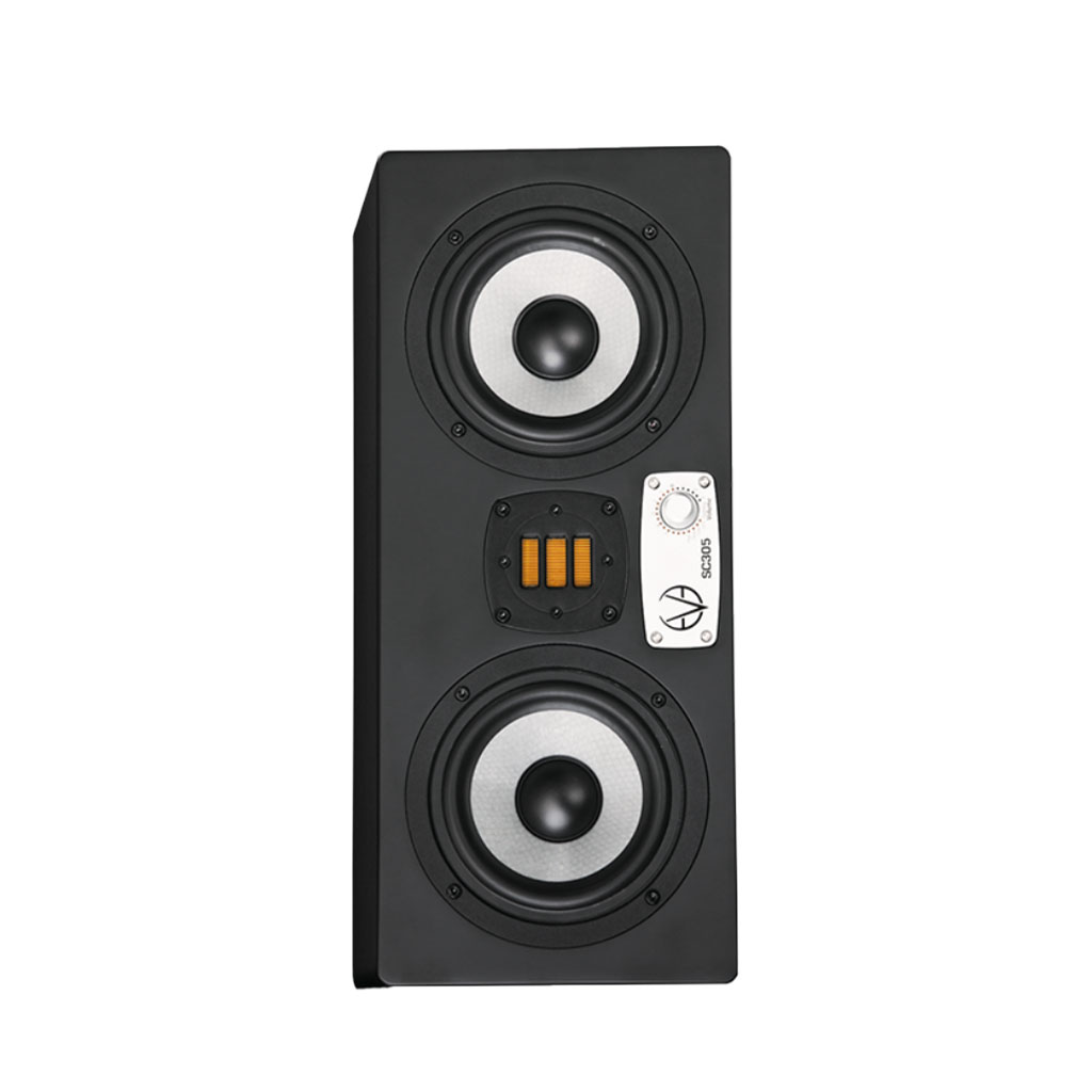 Loa kiểm âm Eve Audio SC305-5 được đặt ở dáng đứng 