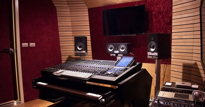 Loa kiểm âm Eve Audio SC305-5 được sử dụng trong phòng thu chuyên nghiệp