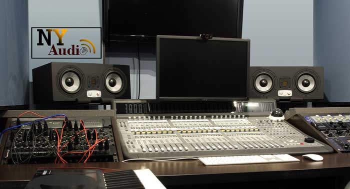 Loa kiểm âm Eve Audio SC307 đang được sử dụng cho phòng thu của chúng tôi