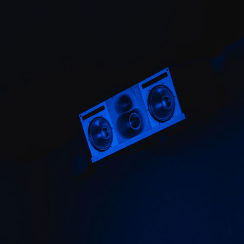 Loa kiểm âm Genelec 1234AC SAM™ đang được các kỹ thuật viên sử dụng