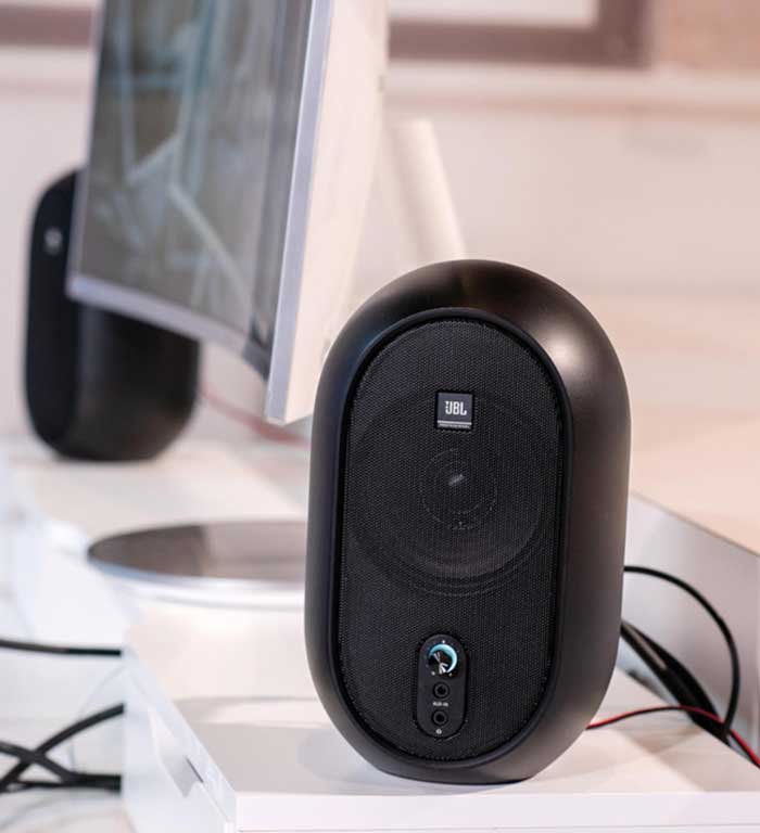Loa kiểm âm JBL One Series 104 thiết kế dành cho phòng thu chuyên nghiệp