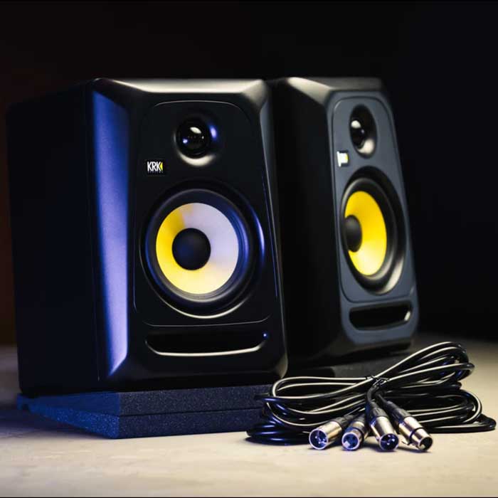 Cặp loa kiểm âm KRK Classic 5 cùng dây cáp nguồn